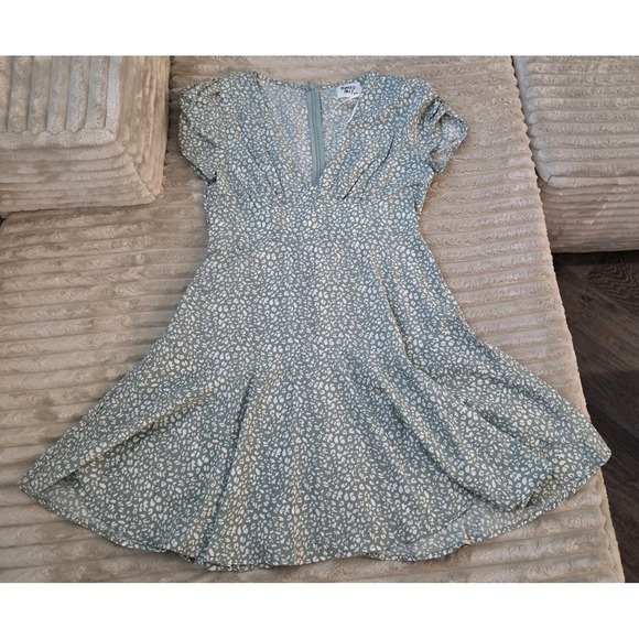 Princess Polly Dresses & Skirts - Princess Polly Womens Green Leopard Print Mini Dress Size 4 Puff Sleeve V-neck